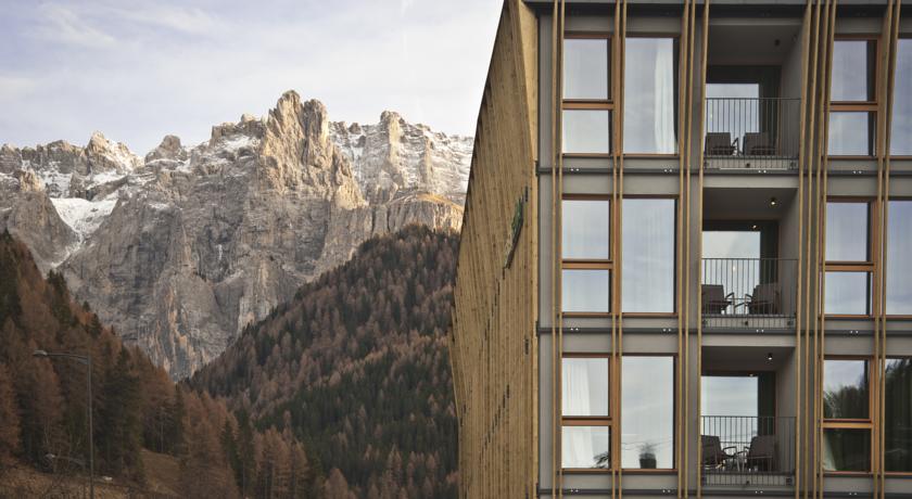 eden-selva-mountain-design-hotel-wolkenstein-groeden-suedtirol-val-gardena-alto-adige-ausblick